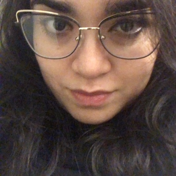 Meet your Posher, Yanra - Picture 2 of 5